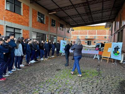 Projeto leva alunos para vivenciar a rotina de uma indústria de erva-mate em Laranjeiras do Sul – PR